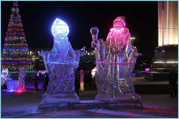 Скульптуры Деда Мороза и Снегурочки