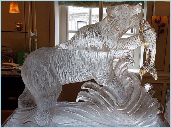Скульптура Медведь ест рыбу